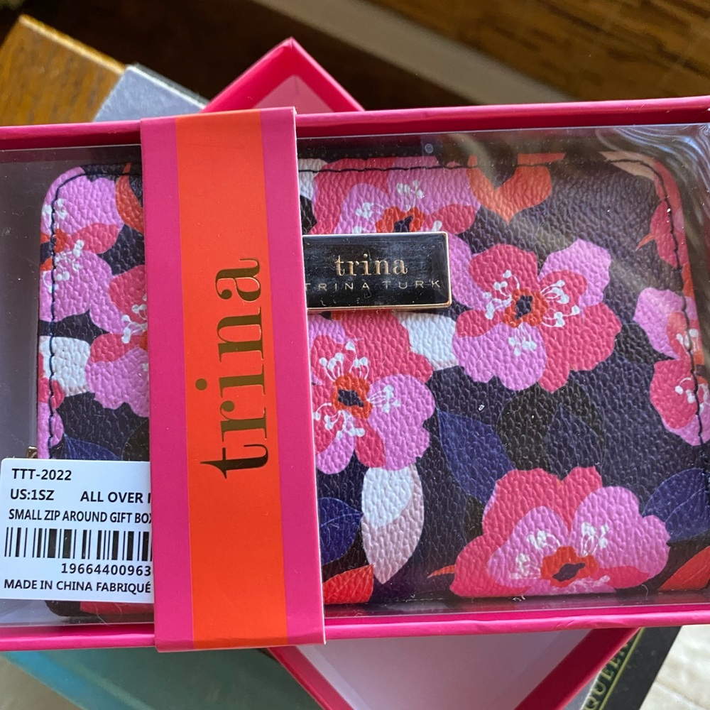 Trina Turk Floral Wallet - Pink and Black
NWT!!